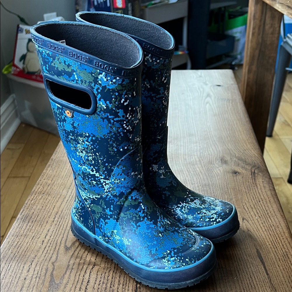 BOGS Kids' Blue and Green Patterned Boots